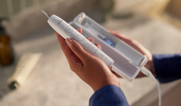 Электрическая зубная щетка Philips Sonicare Series 7100 HX7420/01 (белая) в Курске